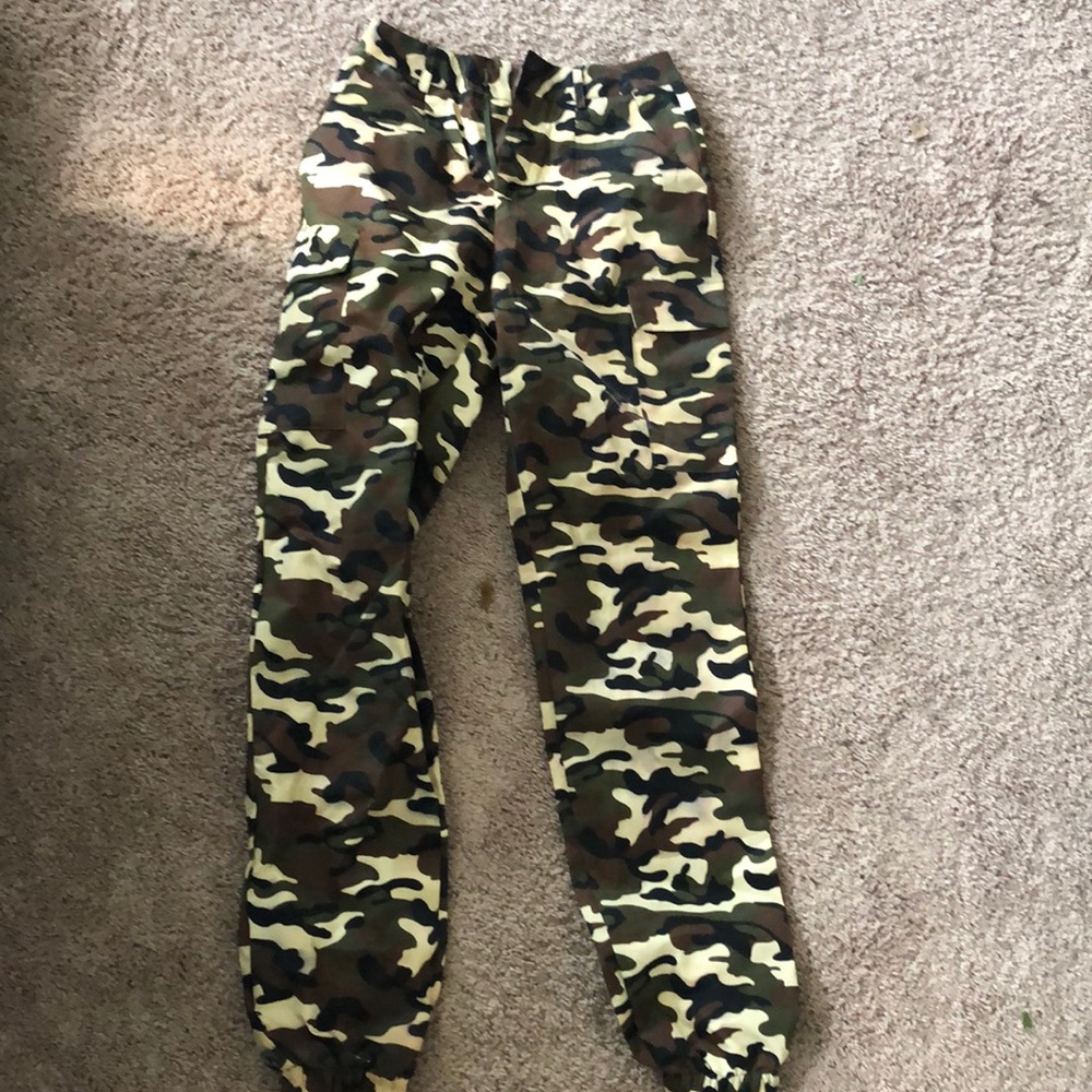 Camo pants. Never worn!! Bought the wrong size